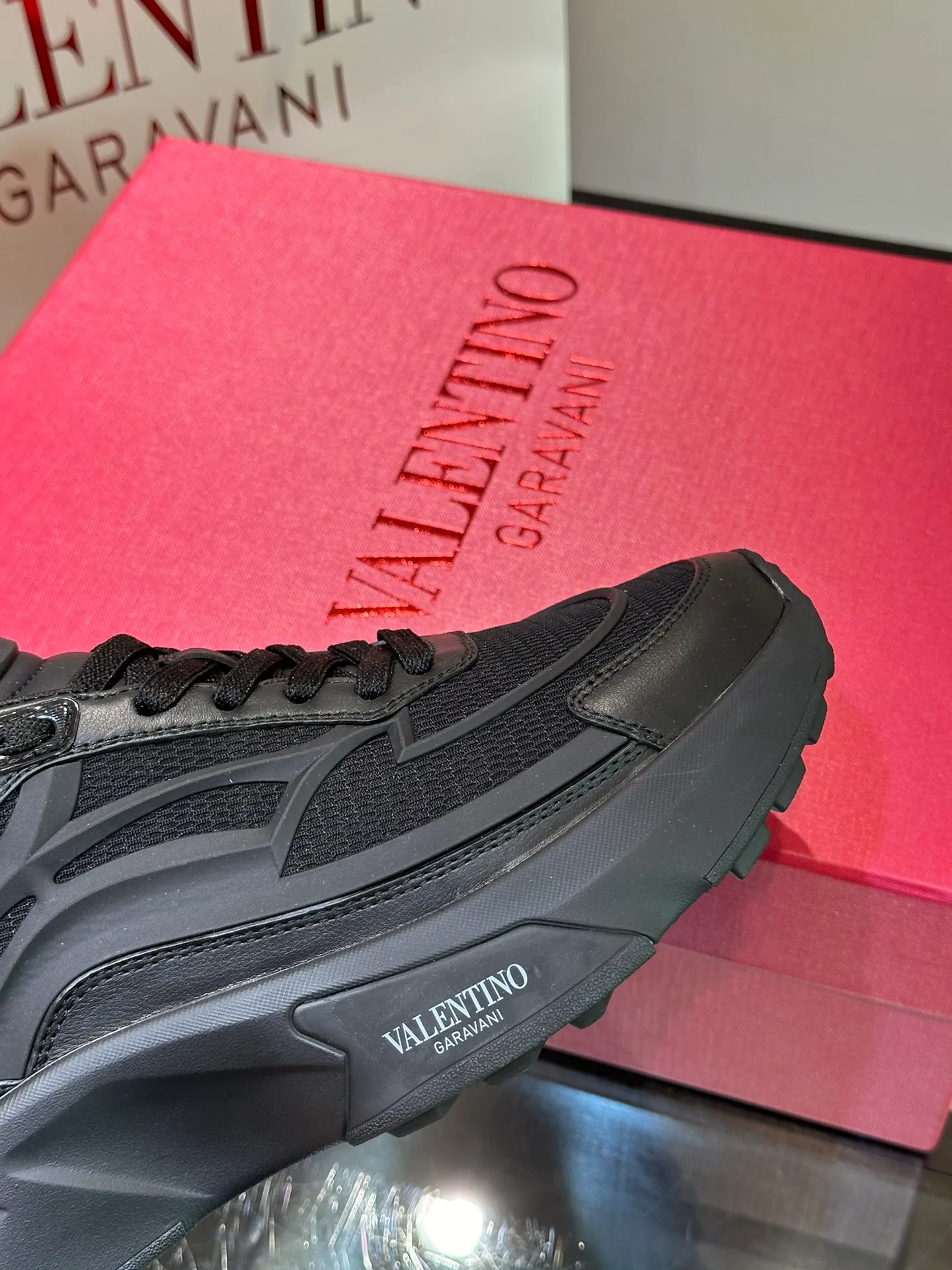 P500¥ Valentino/Valentino GaravaniTotaloopV logo new sports shoes, with leather details, silk screen printing on the tongue, combined with outsole, really easy to wear and very comfortable ~ Comes with 5 cm height increase✔️A must-have pair for fashionable men and beautiful women in summer! Size: 38-46